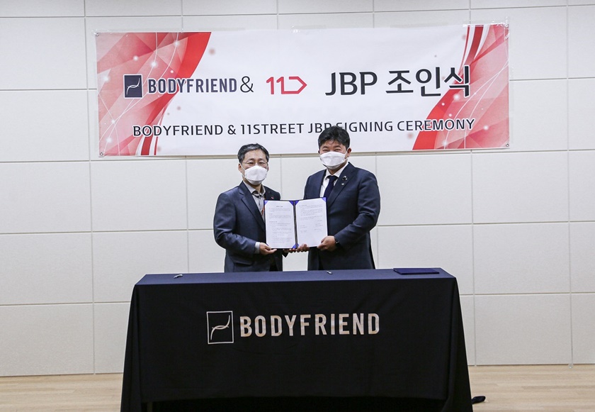 11번가는 지난 28일 ㈜바디프랜드와 JBP를 맺었다. 사진은 서울 강남구 도곡동에 위치한 ㈜바디프랜드 본사에서 11번가 이상호 사장(사진 왼쪽)과 ㈜바디프랜드 박상현 사장(사진 오른쪽)이 기념촬영을 하고 있는 모습.