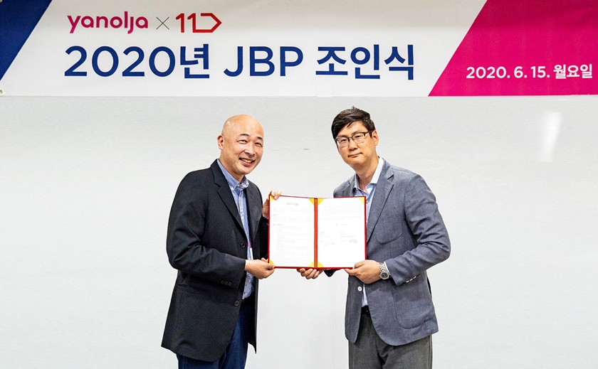 11번가와 야놀자가 15일 강남구 야놀자 본사에서 JBP를 맺은 뒤, 11번가 김성수 생활플러스 담당(사진 오른쪽)과 야놀자 신성철 사업개발실장(사진 왼쪽)이 기념촬영을 하고 있다. 